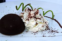 P1210511 Demi sphère chocolat rempli d'une mousse au citron sur un sablé combava Chantilly citron. Serpentin sucré qui rapelle le berlingot.