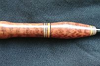 Stylo amourette Gros stylo viril en bois d'Amourette pour macho midinette. C'est un bois précieux magnifique.