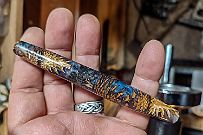 Stylos Fev 22 -26 J'aime le dessin des minis pignes de pin. Liquidambar au centre. Un futur critérium.