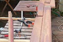 P1160985 J'épaissis la lame de bois rouge pour l'amener à l'épaisseur du plan de travail du Bambou