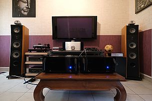 DSCF4341 En essais chez Laurent, mon pote aux oreilles absolues. Sous la TV, un Maestro Audio-Analogue. Et plein de trucs supers top !