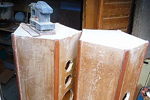 P1030413 Cinq côtés, chaque enceinte à 2 volumes. 4 en tout même si on en voit que 2.