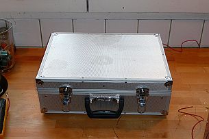 P1170191 The valise métalique ... faisant office de boitier !