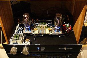 Sr6 4 Leds bleues aux pieds des tubes, juste pour faire joli. tole gravée par mon pote graveur Etbs ROSSIGNOL à Bordeaux. Pliage en U et dessus en granit