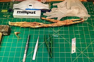 sculpture Pichon-2 Tombée par terre, elle s'est brisée en plusieurs morceaux et présente des collages, je vais recréer de la matière au Milliput et la relooker.