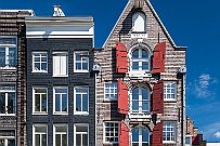 DSCF0533 Amsterdam 22 Un peu d'histoire : Les façades sont très étroite et ont toutes un pignon à poulie au sommet du faitage. Pourquoi ?