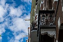 DSCF0727 Amsterdam 22 Et les poulies étaient pour aménager et déménager. Escaliers très étroits et raides à l'intérieur !