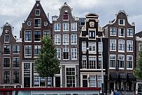 DSCF0785 Amsterdam 22 Non, mon objectif ne déforme pas. Les maisons sont réellement de travers ! Incroyable.