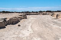 Australie 0403 2561 - Stromatolithes Quelques traces d'exploitation. La couleur très claire et la chaleur devait rendre le travail très pénible.