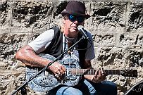 Australie 0323 1180 - Fremantle Un bon joueur de Guitare Dobro. Culture musicale : Bon Scott, ancien chanteur de AC/DC décédé en 1980 est enterré à Fremantle. Je n'ai pas trouvé la statue qui...