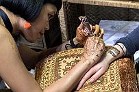 Australie 0323 1195 - Fremantle Tatouage des pieds au hénné fait par une asiat à une Australienne. L'asie Marocaine Australienne. Meltin'pot ...