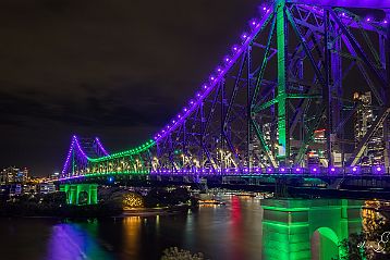 Arrivée à Brisbane Nous débarquons à Brisbane parce que l'avion l'a décidé ainsi, louons une voiture pour nous rendre à Sydney d'où nous...
