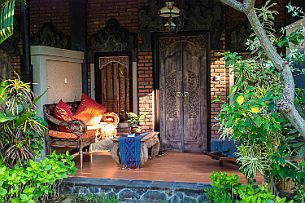 PB064799 Nous sommes au Tirta Sari à Pemuteran . Bungalow double dans un espace vert de rêve