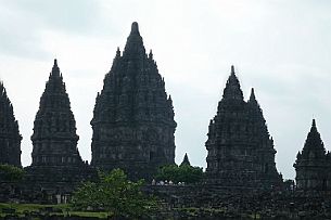 P1030621 A l'origine Prambanan était un ensemble de 240 temples dédié à Shiva, construits au IXe siècle Presque la totalité est en ruine.