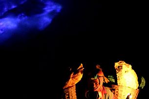 d8oyj7ny Bleu light, ces fameuses flammes bleues visibles que de nuit Pas de masques dans les vapeurs délétères. L'espérance est de vie de 40ans.
