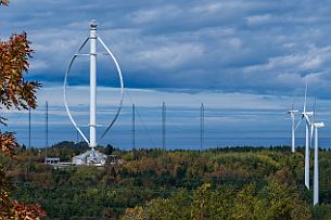 Canada Perriere DSCF2494 La plus haute éolienne à axe vertical au monde se trouve à Cap-Chat, même si elle ne fonctionne plus depuis 1993. Mais elle se visite !