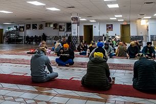 Canada Perriere DSCF4212 Cette salle est sous la précédente. Elle reçoit tous ceux (Sikh ou pas) qui veulent prier, manger, se reposer, chercher des des axes de vie.