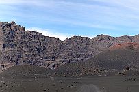 P1070558ano Les falaises sont dues à l'effondrement du premier volcan (1680) dans sa propre cheminée.