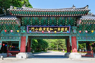 Perriere-Coree1091-1b Région de Andong, le parc de Daehang-myeon avec le portique du temple Jikjisa.