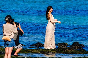 Perriere-Coree1370-2a Haaa, selfie, selfie ... Pose travaillée, pas des plus naturelles mais qui correspond aux critères des réseaux sociaux.