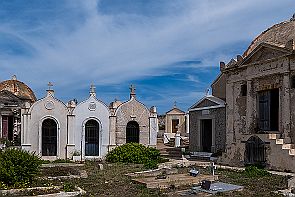 Corse Perriere W 4608-Modifier Une chapelle laissée à l'abandon.