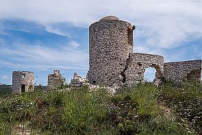 Corse Perriere W 4619 Hop, on sort du cimetière. Les restes de moulin à grains.