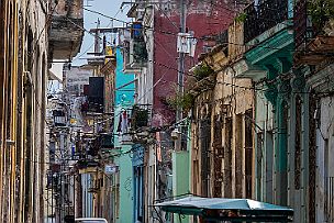 Cuba - Perriere - DSCF7566 Taxi vélo et des fils électriques partout. Et toujours les murs de couleurs.