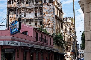 Cuba - Perriere - DSCF7683 Voila un immeuble végétalisé ! Plus personne y habite. Trop abimé. Et dangereux.