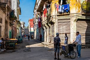 Cuba - Perriere - DSCF9213 Rue typique populaire avec l'étal de fruits, le linge et les grilles aux fenêtre (il fait chaud).