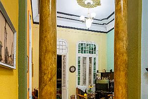 Cuba - Perriere - DSCF6644 Colonne, haut de plafond, colonne, double chambres à doubles lits, chacune avec sa salle de bain.