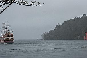 Japon -6669 Quelques rares personnes montent à bord pour le tour du lac Ashi. Nous y renonçons. A droite, un Tori du sanctuaire Shinto émergeant des eaux, accessible en...