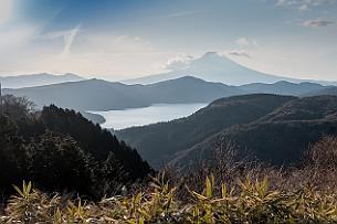 Japon -8561 En bas le lac Hakone et ses Onsen ancestraux (bains publics hommes et femmes séparés) et au fond le mont FUJI . Ce sera la seule photo du mont Fuji. Il fait...