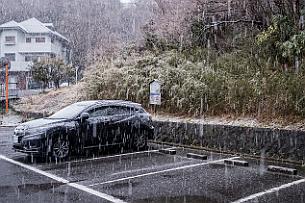 Japon -8566 Première nuit sur un parking. Le matin nous nous réveillons sous la neige d'Avril. Surprenant !