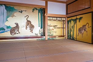 Japon -8673 Au Japon, l'unité de surface est le tatami : on dira ainsi d'une pièce qu'elle fait 8 tatamis (qui mesure 90x182cm soit 1,65 m²)
