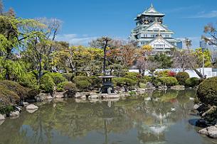 Japon -1044 Le donjon est alors constitué de cinq étages, construits sur un socle de pierre qui cache lui-même trois étages souterrains.