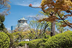 Japon -1045 Le Japon, c'est un moment étiré entre le passé et le futur. Chateau médiéval en granit, immeuble de verre.