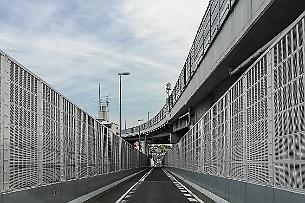 Japon -091248 Et là, le gps dit : à droite. Ha crotte, il fallait pas passer par ici mais en dessous. Ou au dessus ....