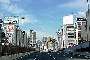 Japon -134502 Mine de rien, on, passe devant les 4ième étage des immeubles. Vivre ici ne doit pas être un modèle de Zen Japonais. Surement 2 routes en dessous de la notre, et...