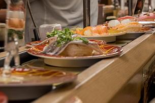 Japon -1260 1 € l'assiette rouge, 50 cte la blanche, 2 la dorée. On compte vos assiettes vides pour l'addition.