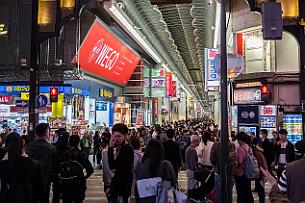 Japon -2061 Autant la journée les Japonais sont exemplaires, autant la nuit ils se lâchent d'autant plus qu'ils ne tiennent pas l'alcool !