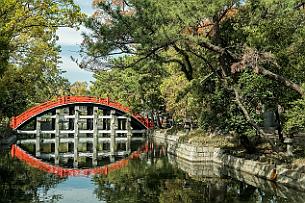 Japon -1080 Les sanctuaires shinto sont des lieux de culte du shintoïsme, mélange des éléments polythéistes et animistes. Antérieure au Bouddhisme.