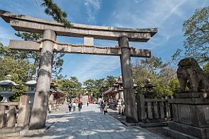 Japon -1085 Un parc en plein milieu de la ville comme il y en a tant au Japon. Des parenthèses temporelles à Sumiyoshi Taisha Le grand et ancien sanctuaire Shinto d'Osaka,...