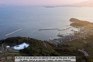 01Teshima-Museum-RNA-2973(1) Le Muséum (qui n'en est pas un) est au sommet de la colline. C’est en 2004, peu de temps après l’ouverture du Chichū Art Museum sur Naoshima (une autre ile...