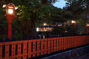 Japon -3653 Gion. Ce quartier (depuis fermé aux touristes) est celui des Geishas qui reçoivent si vous avez pris le soin de réserver la soirée longtemps avant.