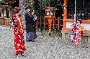 Japon -3849 Famille déguisée. Je leur demande la permission de les photographier, ce qui les fait rire ... comme des Japonais (j'm)