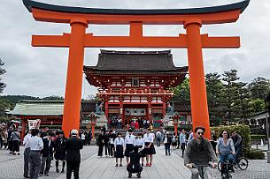 Japon -4719 Le Fushimi Inari Taisha, sanctuaire shintô fut bâti en 711 par le clan Hata (d’origine coréenne), et relocalisé en ce lieu en 817. Il est dédié à la déesse...