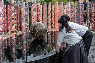 Japon -5426 Il faut plonger les mains dans l'eau très froide. Et plus vous y les laisser et mieux c'est pour votre voeu !
