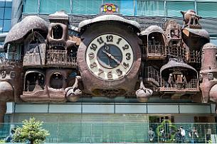 Japon -7887 Nittere Ohdokei est le nom japonais de l'horloge géante de Hayao Miyazaki, accrochée à la façade du premier étage ... / ...