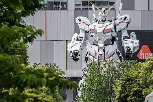 Japon -8072 Odaïba c'est aussi une ENORME statue géante de Gundam RX-78-2. Pour fêter s 30 ans de la licence, la société Sunrise a construit un robot à l'échelle (18 mètres...