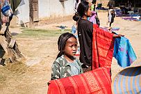 06 - DSCF2165 Lâcher de cons (nous), les habitants se préciptent en rangs pour nous présenter leur travail. On ne peut pas satisfaire tout le monde.